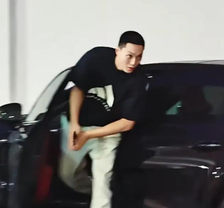 胡明轩开保时捷去训练；媒体人透露丁彦雨航决定退役